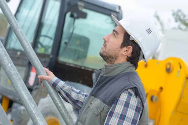 Arbeiter klettert auf die Treppe — Stockfoto