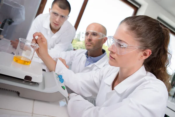 Studenten maken van experimenten met leraar in laboratorium — Stockfoto