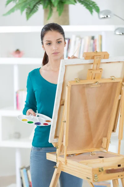 Ung kvinna måleri och målare — Stockfoto