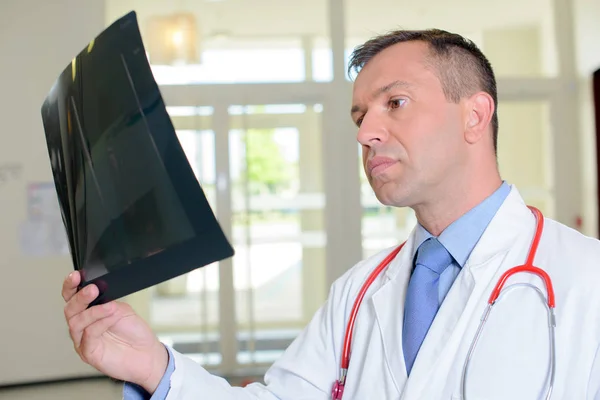 Doctor reading xray result — Stock Photo, Image