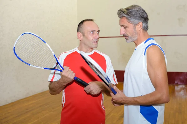 Uomini che giocano a squash e squash Foto Stock