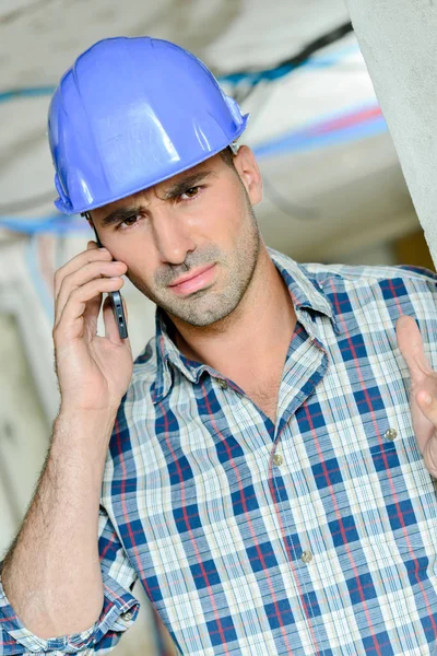 Bauunternehmer Telefon Und Wütend — Stockfoto