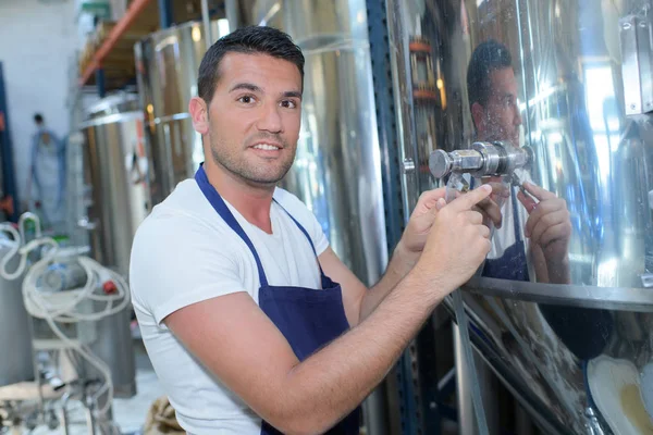 Пивовар Контролює Процес Бродіння Пива — стокове фото