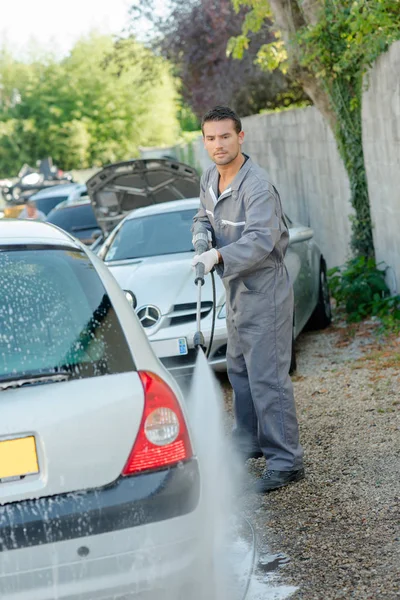 Autowassen Man — Stockfoto