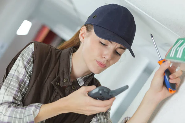 Técnica Feminina Usando Walkie Talkie — Fotografia de Stock