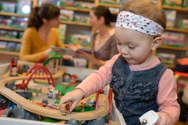 Menina Divertindo Uma Loja Brinquedos — Fotografia de Stock