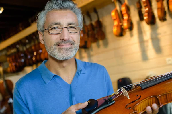 Homem Segurando Violino Homem — Fotografia de Stock