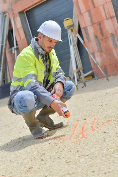 Lavoratore Cantiere Disegnare Segni Sul Pavimento — Foto Stock