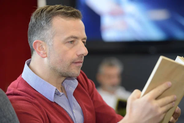 Mannen Läsebok Läkare Väntrum — Stockfoto