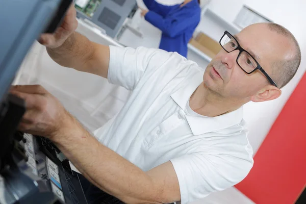 Technicien Spécialisé Dans Une Grande Imprimante — Photo