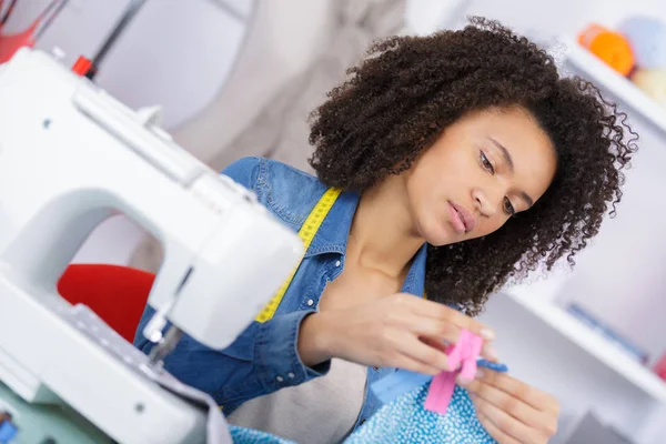Costureira Feminina Trabalhando Com Máquina Costura — Fotografia de Stock
