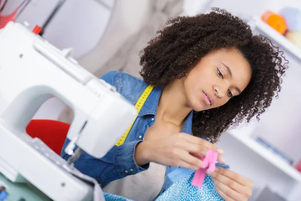 Vrouwelijke Naaister Werken Met Naaimachine — Stockfoto