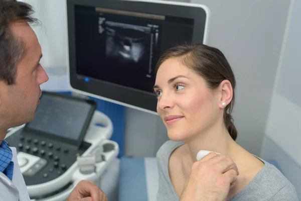 Frau Bekommt Ultraschalluntersuchung Hals Vom Arzt — Stockfoto