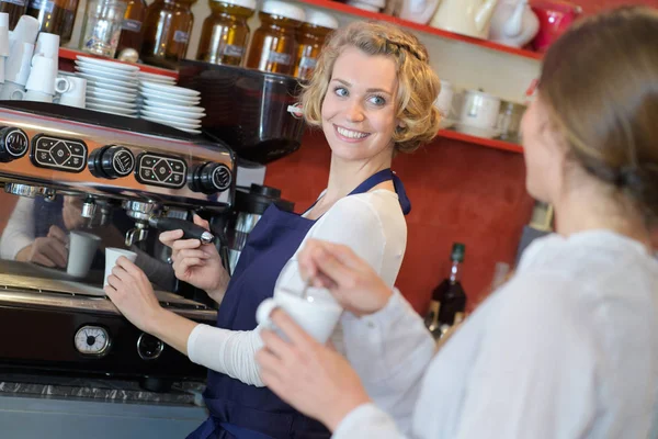 Dívka Barista Barman Vaření Kávy Baru — Stock fotografie