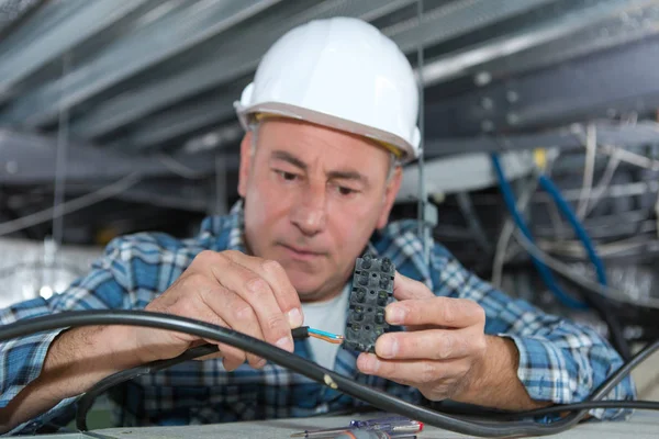 Technik Instalacji Kabli Człowiek — Zdjęcie stockowe