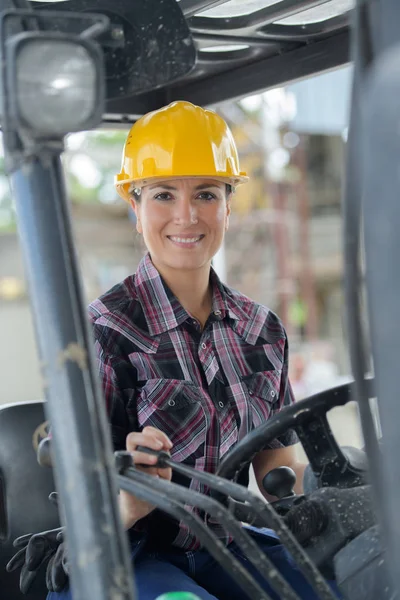 Πορτρέτο Της Γυναικείας Fork Lift Οδηγό Φορτηγού Στο Εργοστάσιο — Φωτογραφία Αρχείου