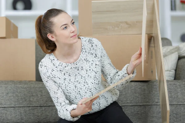 Aantrekkelijke Jonge Vrouw Verhuizen Nieuw Huis — Stockfoto