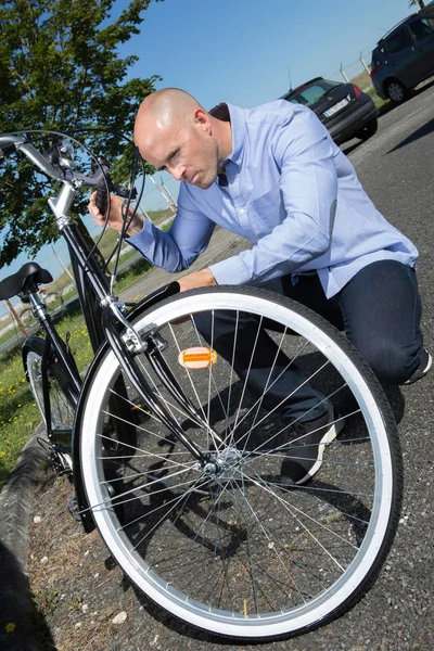 Man Vaststelling Van Fiets Buiten — Stockfoto