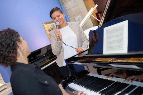 Mujer Cantando Siendo Acompañada Piano — Foto de Stock