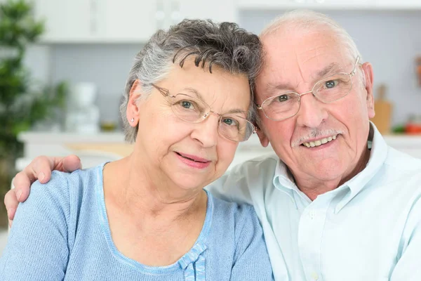 Bild Eines Niedlichen Senioren Paares Das Sich Umarmt — Stockfoto