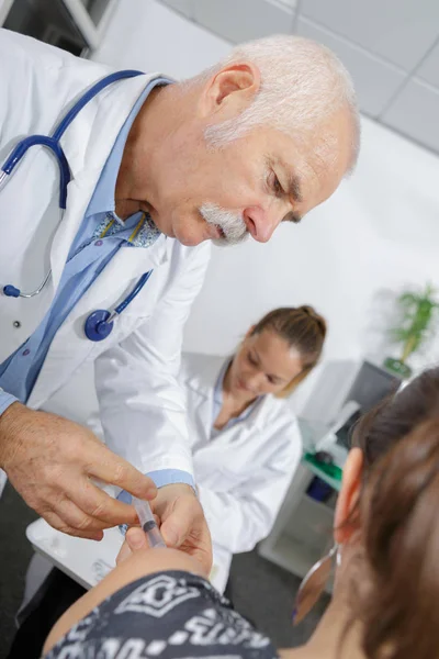 Médico Sênior Fazendo Injeção — Fotografia de Stock