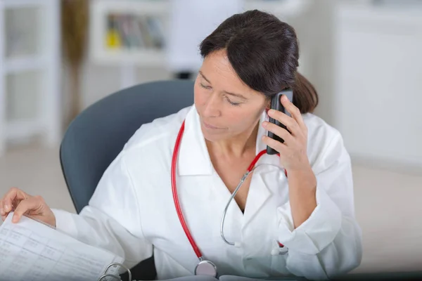 Porträt Einer Ärztin Telefon Ihrem Büro — Stockfoto