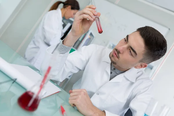 男性科学家用血液样本保存试管 — 图库照片