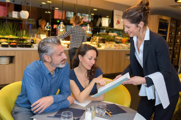 Restaurace Servírka Dávat Nabídky Zákazníkům — Stock fotografie