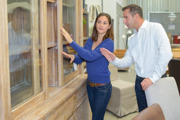 Couple Regardant Des Meubles Dans Magasin — Photo