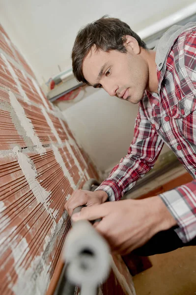 Joven Trabajador Reparando Una Pared — Foto de Stock