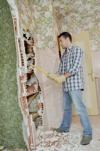 Albañil Demoliendo Una Pared — Foto de Stock