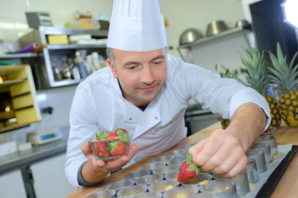 Chef Pastelaria Segurando Deliciosos Bolos Doces — Fotografia de Stock