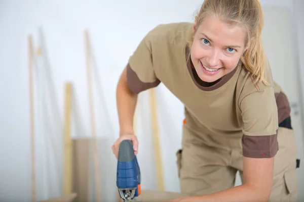 Happy Female Carpenter Using Saw — Stock Photo, Image