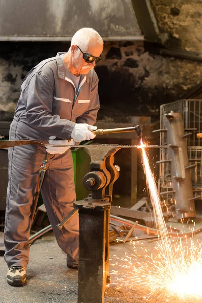 Senior Lasser Werken Beschermingsmiddelen Met Vonk Lassen — Stockfoto