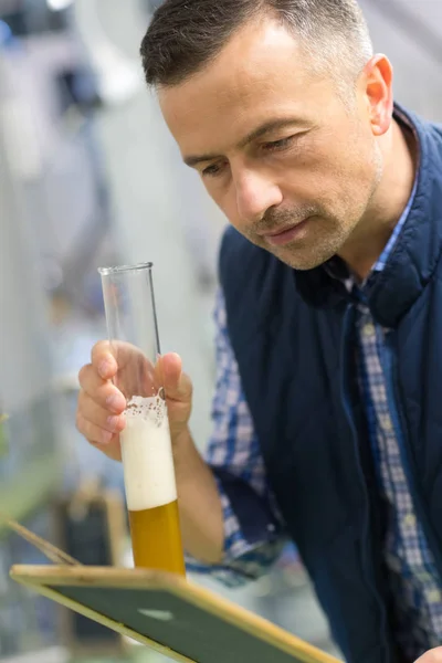 Brauer Uniform Probieren Bier Der Brauerei — Stockfoto