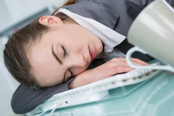 Zakenvrouw Slapen Office — Stockfoto