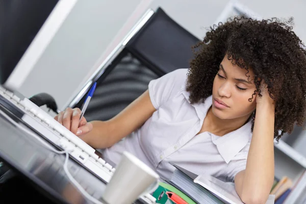 Vrouw Slapen Tijdens Plicht — Stockfoto