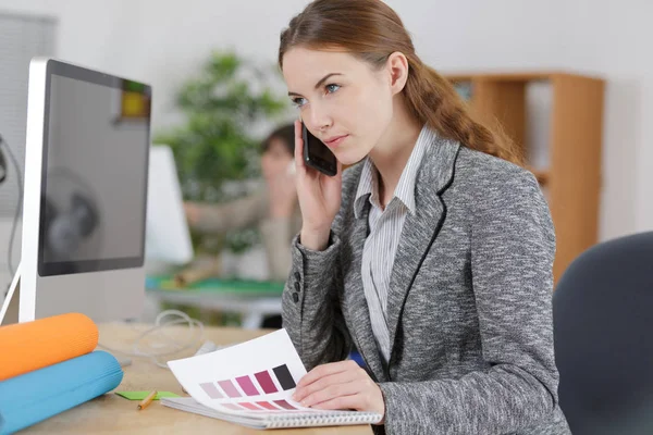 Mujer Llamando Cliente —  Fotos de Stock