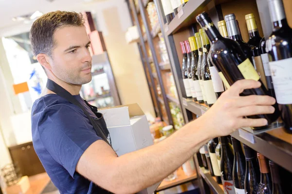 Trabajador Apilando Vino Estante — Foto de Stock