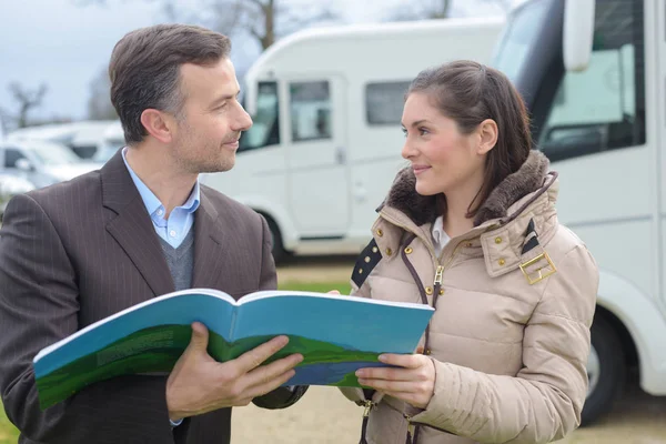 Fahrzeugverkäufer Zeigt Broschüre Dem Kunden — Stockfoto