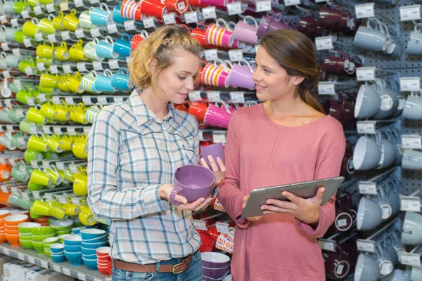 Jóvenes Eligen Tazas Cerámica Tienda —  Fotos de Stock