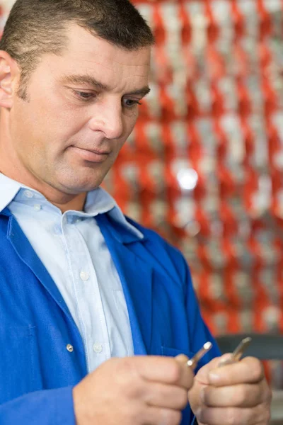 Trabajador Que Inspecciona Material —  Fotos de Stock