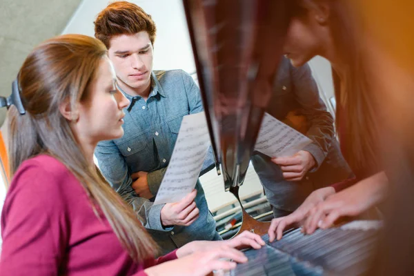 Masculino Feminino Tocando Piano — Fotografia de Stock