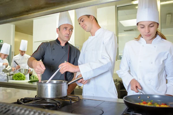 Koch Berät Kochstudentin — Stockfoto