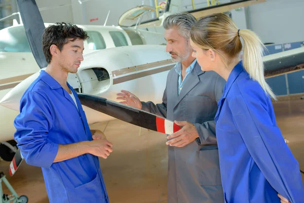 Ingenieur Arbeitet Mit Lehrlingen — Stockfoto