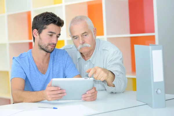 Młody Człowiek Starszy Przy Użyciu Cyfrowego Tabletu — Zdjęcie stockowe