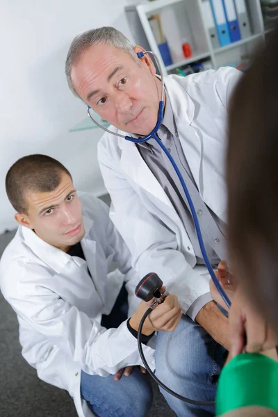 Ärzte Praktikant Unter Aufsicht — Stockfoto