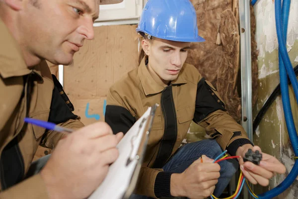 Zukünftiger Elektriker Hält Die Kabeldrähte — Stockfoto