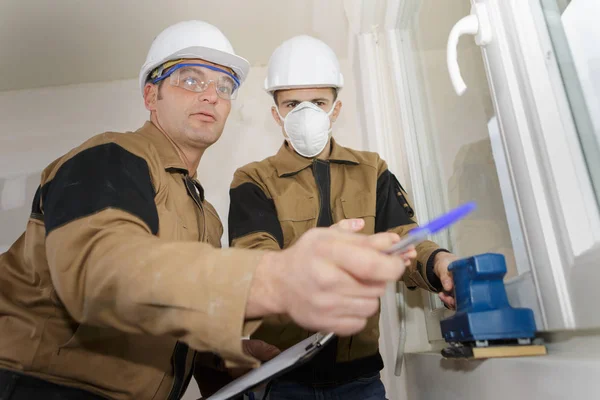 Aprendiz Construtor Hardhat Lixar Parede Dentro Casa — Fotografia de Stock