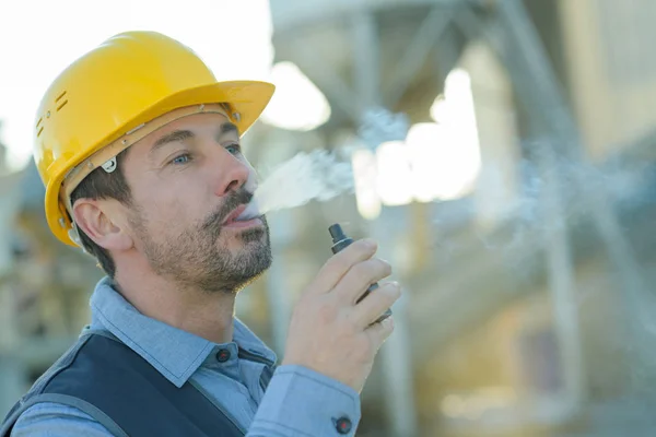 Arbeiter Der Elektronische Zigarette Raucht — Stockfoto